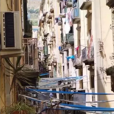 Casa Vacanza Al Centro Di Napoli A' Fenestrella Exterior foto